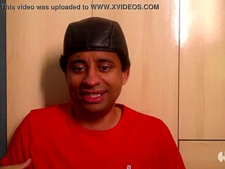Vídeo HD de uma garota loira fazendo uma punheta e ejaculando