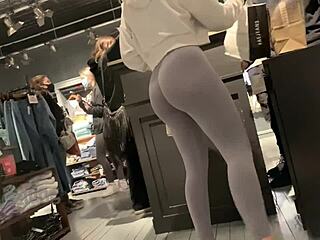 Fata albă sexy în leggings își arată fundul perfect