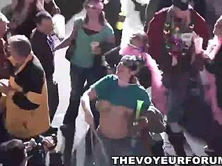 Videoclip HD al unui grup de fete care își arată sânii frumoși la Mardi Gras