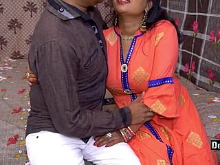 La moglie indiana si diverte a fare sesso violento nel suo anniversario di nozze con l'audio in hindi