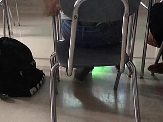 Osmnáctiletá dívka, která nosí tangy, má horkou scénu ve třídě