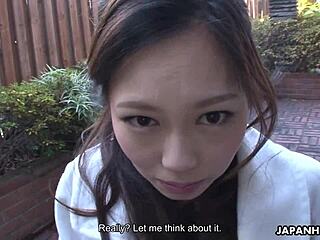 Misaki Yoshimura, en japansk skönhet, njuter av en stor kuk i en ocensurerad video