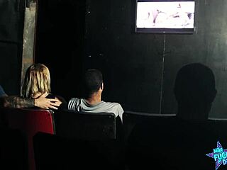 Um homem cornudo leva sua esposa a um cinema pornô para um trio selvagem com estranhos