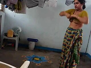 Fata indiană păroasă se dezbracă și își arată axila în videoclip HD