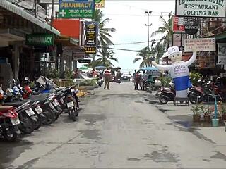 曼谷红灯:泰国游客在街上遇到