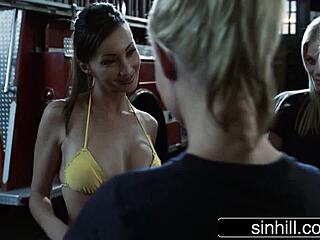 レズビアン消防士が熱いグループでの出会いの中で自分の性欲を探索します