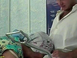 Uma avó peluda é brutalmente punhada pelo médico excitado no hospital