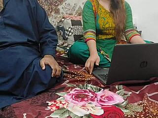 Hermano adoptivo paquistaní atrapa a su hermana india viendo porno en la computadora portátil y la lleva a su casa para charlas sucias