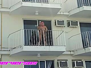 Um casal latino faz sexo em público na varanda de um hotel em Acapulco