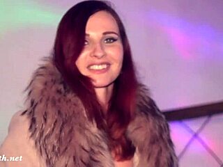 Jeny Smith's natuurlijke borsten krijgen een show terwijl ze een vreemde plaagt in een nachtclub