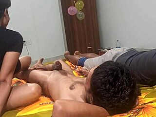 Une salope indienne aime le sexe anal et la baise dans une vidéo porno à trois chaudes
