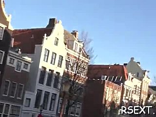 Μια άτακτη ξανθιά δελεάζεται και πηδιέται στην περιοχή με τα κόκκινα φώτα του Άμστερνταμ