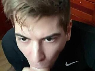 Ένα γκέι πορνό βίντεο δείχνει έναν χαριτωμένο νεαρό να κάνει πίπα στον τεράστιο πέος του μπαμπά του φίλου του και να τον γλείφουν
