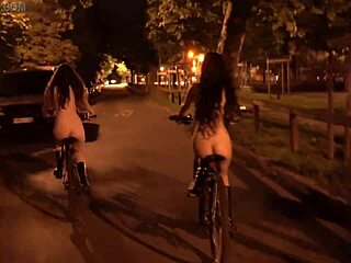 Publiczne nagość: nagość na rowerze na ulicach miasta - dollscult