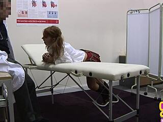 Amatør college jente får en blowjob og doggystyle knul i en trekant på legekontoret