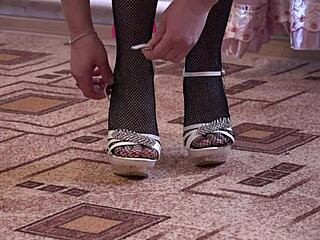 En rysk skönhet visar upp sina barfota fötter och håriga fittor i en hemmagjord video