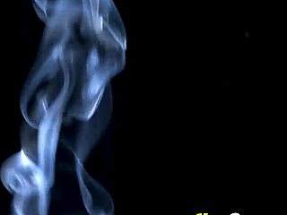 רומנה ריידר, ברונטית עם חזה גדול, מעשנת ומקבלת טיפול פנים בסרטון של Jizzorama