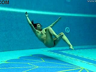 Den sexiga europeiska milfens fantastiska kropp, Sazan Cheharda, i en erotik video under vattnet