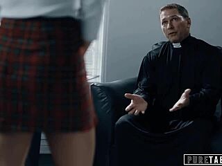 O întâlnire tabu cu o adolescentă nervoasă în timp ce își predă virginitatea anală preotului