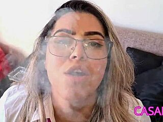 En brasiliansk kone viser frem sine røykingsevner i en pornovideo
