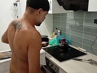 Miten keittää papuja alasti keittiössä