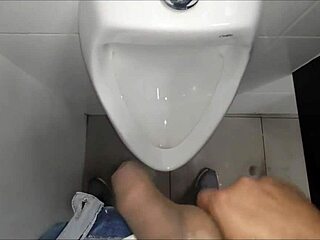 Transsexuál s veľkým penisom dostane v kúpeľni manuál