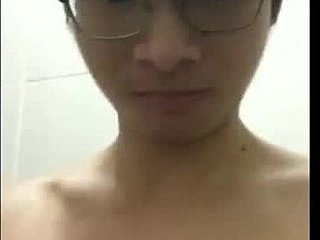 Un uomo asiatico con un grosso cazzo si gode la doccia