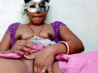 Une vraie femme indienne se fait masquer et doigter dans une vidéo maison