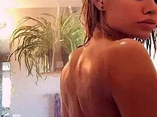 Busty pornostjernen Jessa Rhodes har det gøy med bryster og dusj