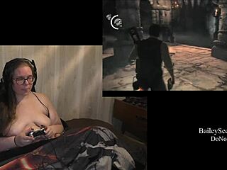 امرأة سمينة سمراء مثيرة تقاتل الوحش في لعبة فيديو