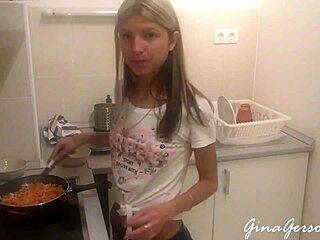 ロシアの小柄なティーン、ジナ・ゲルソンがキッチンで欲求不満を満たす!