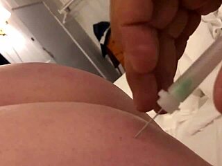 Rubia disfruta del juego anal con agujas durante una mamada