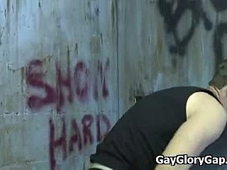 Videoclip gay interracial Gloryhole cu masturbare și sex anal