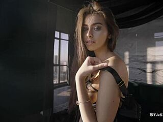 Tonårsamerikansk skönhet strippar i en solo-video
