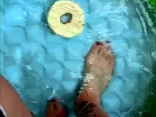 Solo gay video: My feet by the pool with wrinkles to please him