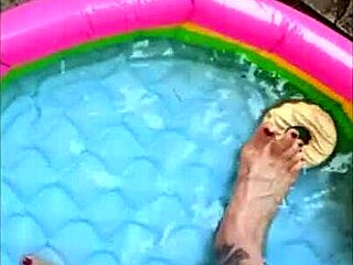 סרטון סולו גיי: הרגליים שלי ליד הבריכה עם קמטים כדי לרצות אותו