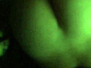 Irklararası genç ev yapımı porno videosunda devasa bir yarrağa sahip oluyor