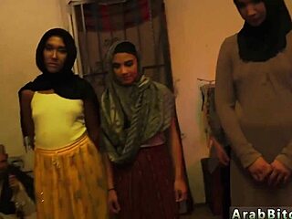 المسلمون قرنية يحصلون على إصلاحهم في هذه بيوت الدعارة الأفغانية .