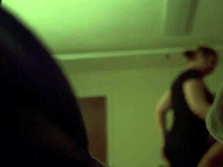 Grande cazzo nero domina in un massaggio in telecamera spia