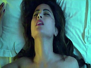 Indisk skuespillerinde Hina Khans første gang på kamera i en hot sexscene