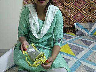 Индијска маћеха доживљава интензивно анално задовољство са својим посинком након свађе