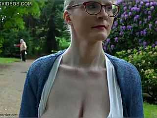 Store naturlige bryster blottet i offentligheden