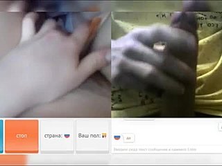 Russische chatroulette geniet van solo-spelen op de webcam