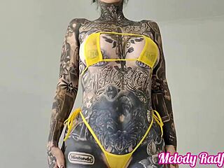 ميلودي رادفوردز تعرض ملابسها الحميمة ومنفردة مستوحاة من اللياقة البدنية