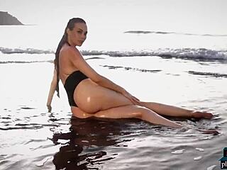 Nemška MILF modelka Jasmin kosmata se igra s striptizom na plaži