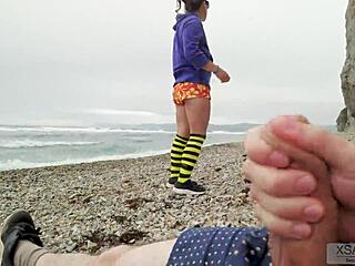 MILF curvilínea es follada por el coño en la playa por un chico al azar