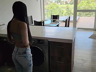 Couple amateur devient intime en faisant la lessive
