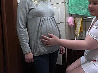 O femeie curbată și grasă în mănuși de cauciuc efectuează o examinare intimă a unei MILF însărcinate într-un videoclip fetiș făcut acasă