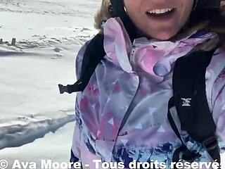 Ava Moores Vlog des Analspiels mit einem Dildo, der von Skatern erwischt wird