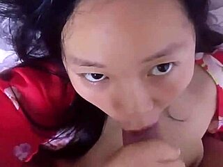 Ung kinesisk webcam model viser sit ansigt og sluger sæd